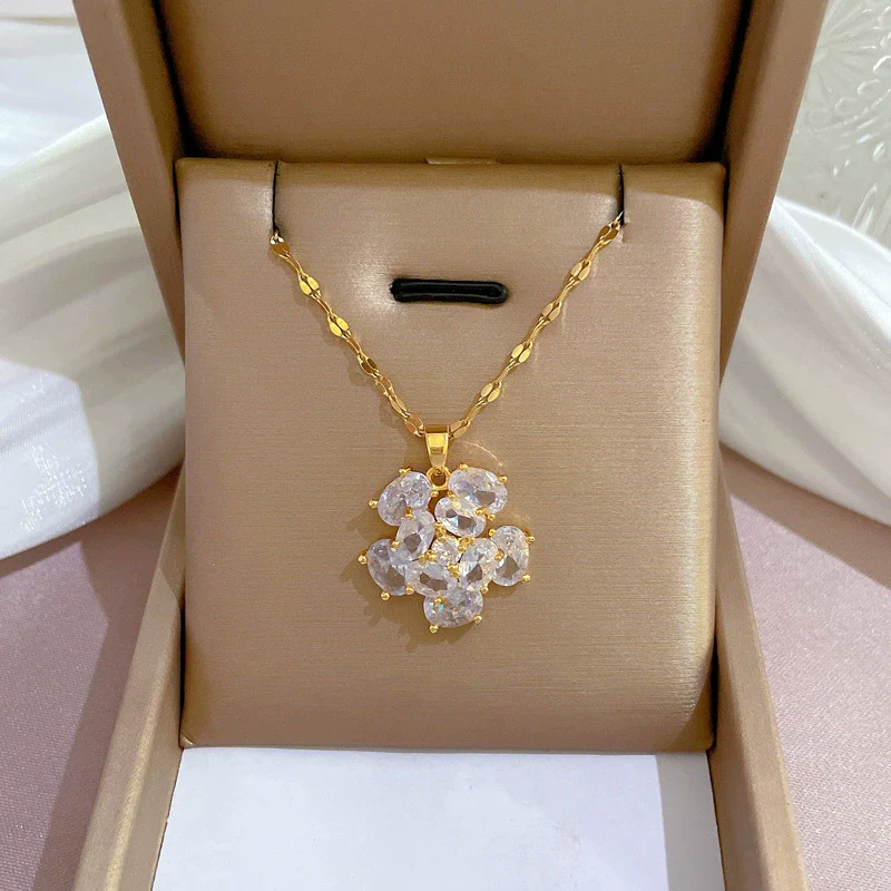 Wholesale Titanium Steel Geometric Diamond Design Flower Necklace For Women And Unisex