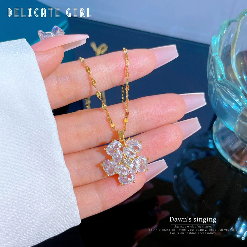 Wholesale Titanium Steel Geometric Diamond Design Flower Necklace For Women And Unisex - Image 2