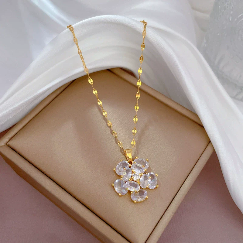 Wholesale Titanium Steel Geometric Diamond Design Flower Necklace For Women And Unisex - Image 3