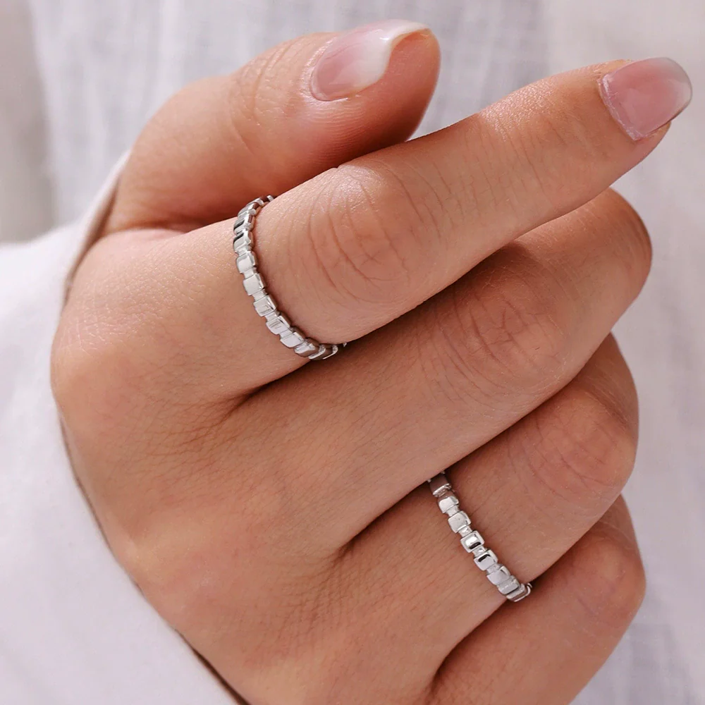 Wholesale Titanium Steel Geometric Shaped Electroplated 18K Gold Nonfading Stitching Ring Hand Jewelry For Women And Men - Image 4