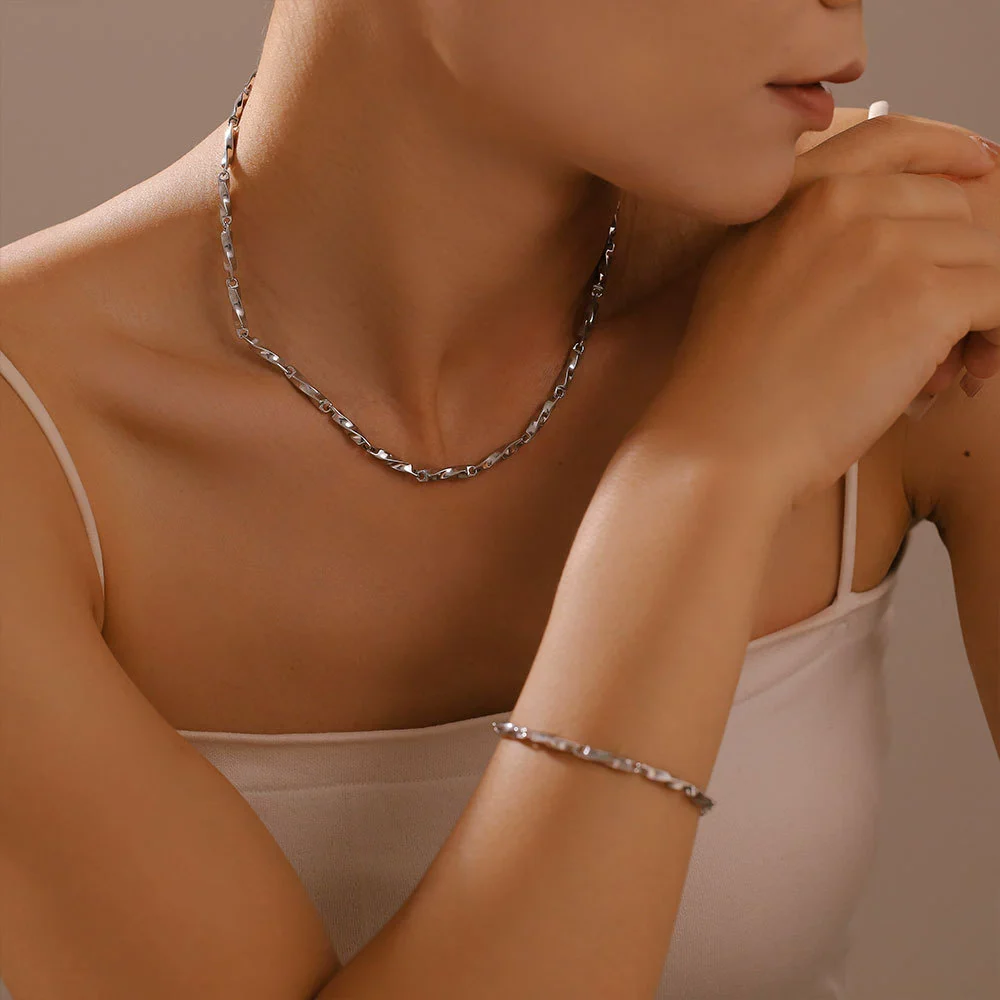 Wholesale Titanium Steel Goldplated Fashion Necklace And Bracelet With Diamond Carved Pattern For Women - Image 2