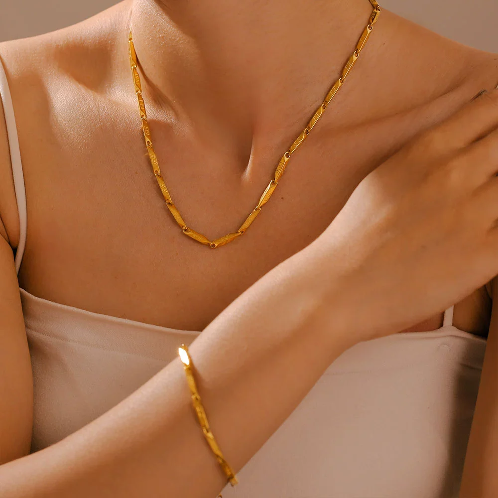 Wholesale Titanium Steel Goldplated Fashion Necklace And Bracelet With Diamond Carved Pattern For Women - Image 4