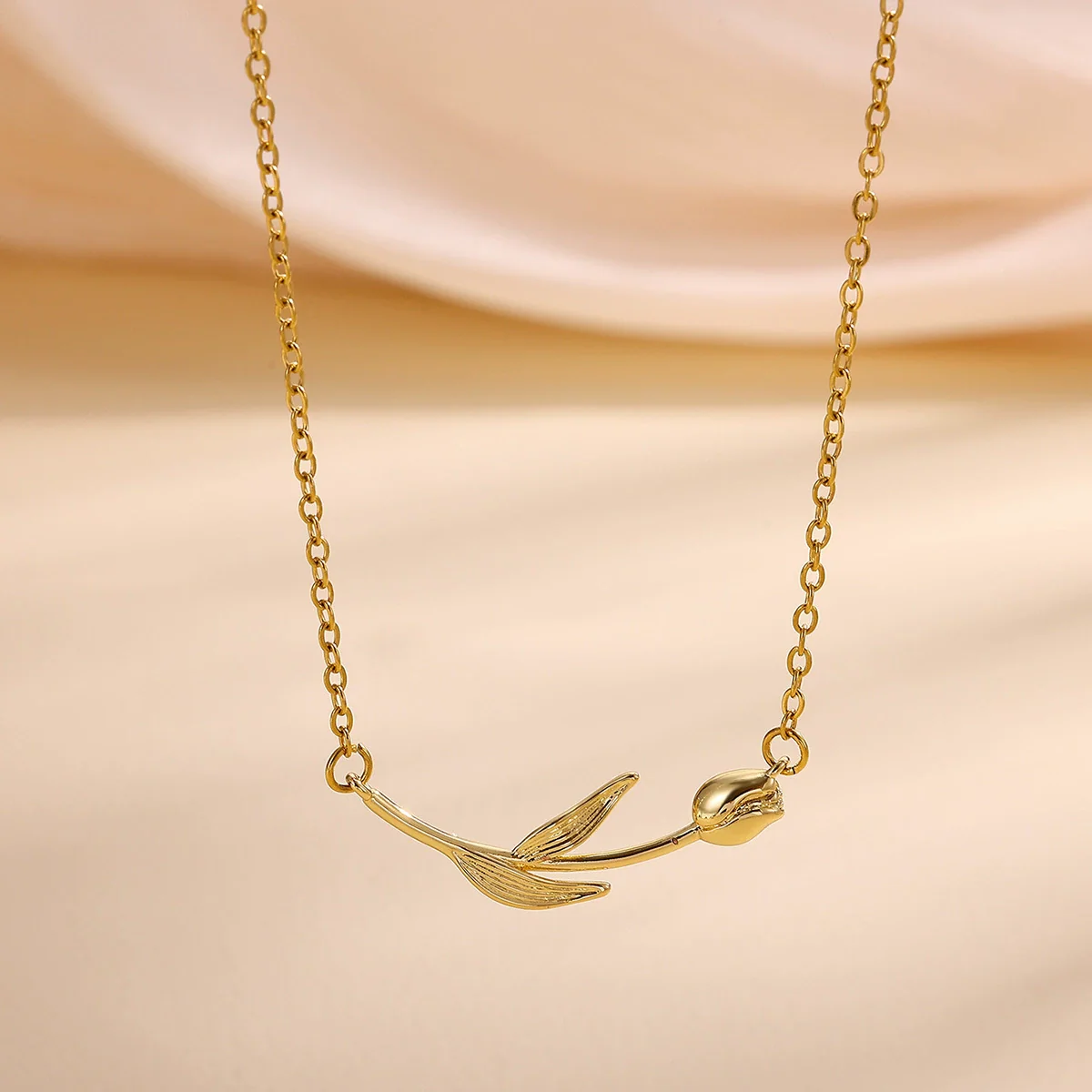 Wholesale Tulip Necklace Simple Retro Light Luxury Style Copper Pendant Gold Silver Electroplated Cross Chain Unisex