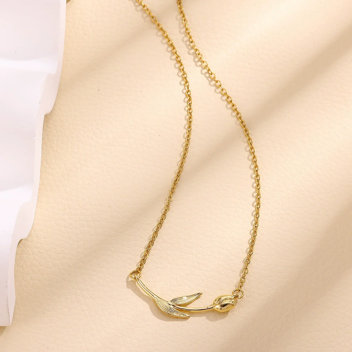 Wholesale Tulip Necklace Simple Retro Light Luxury Style Copper Pendant Gold Silver Electroplated Cross Chain Unisex - Image 3