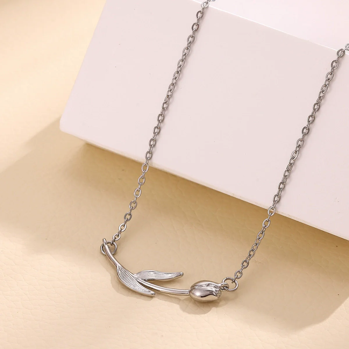 Wholesale Tulip Necklace Simple Retro Light Luxury Style Copper Pendant Gold Silver Electroplated Cross Chain Unisex - Image 4