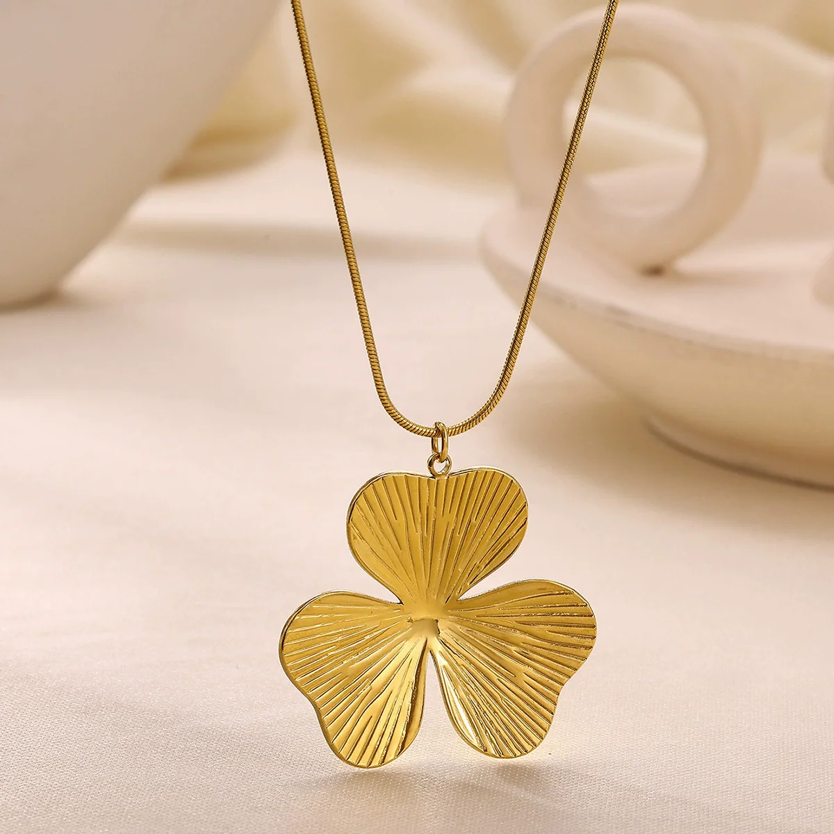 Wholesale Unisex Electroplated Gold Titanium Steel And Stainless Steel Exaggerated Flower Leaf Necklace Pendant With Cross Chain