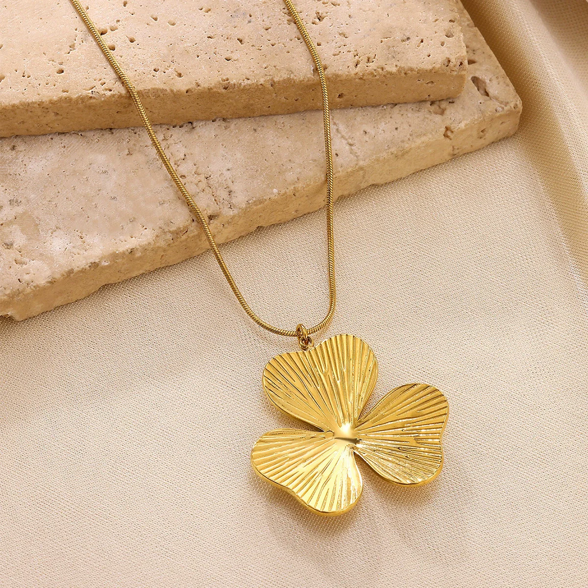 Wholesale Unisex Electroplated Gold Titanium Steel And Stainless Steel Exaggerated Flower Leaf Necklace Pendant With Cross Chain - Image 2