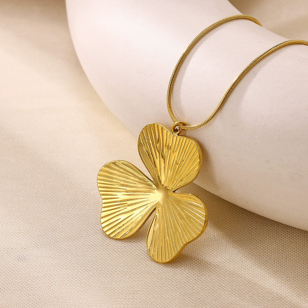 Wholesale Unisex Electroplated Gold Titanium Steel And Stainless Steel Exaggerated Flower Leaf Necklace Pendant With Cross Chain - Image 3