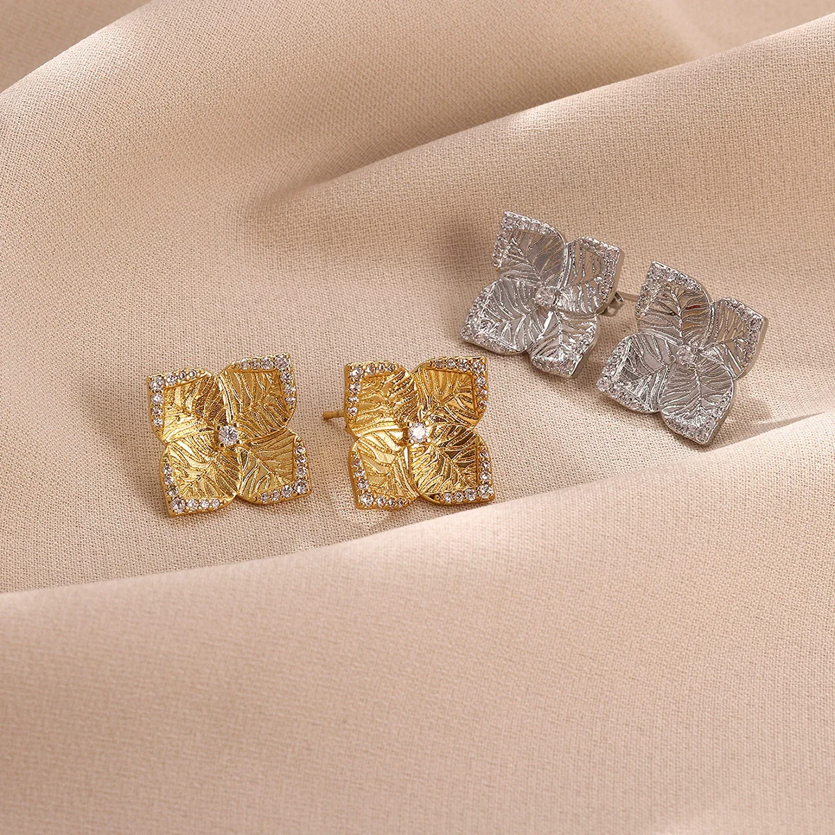Wholesale Unisex Geometric Fourleaf Clover Goldplated Brass And Silver Diamond Necklace And Stainless Steel Earrings With Electroplating - Image 2