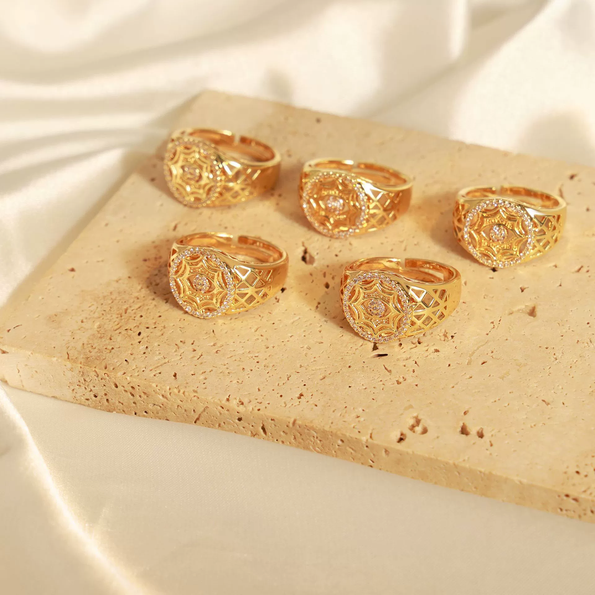 Wholesale Unisex Geometric Hollow Electroplated Inlaid Zircon Copper And Titanium Steel Ring - Image 4