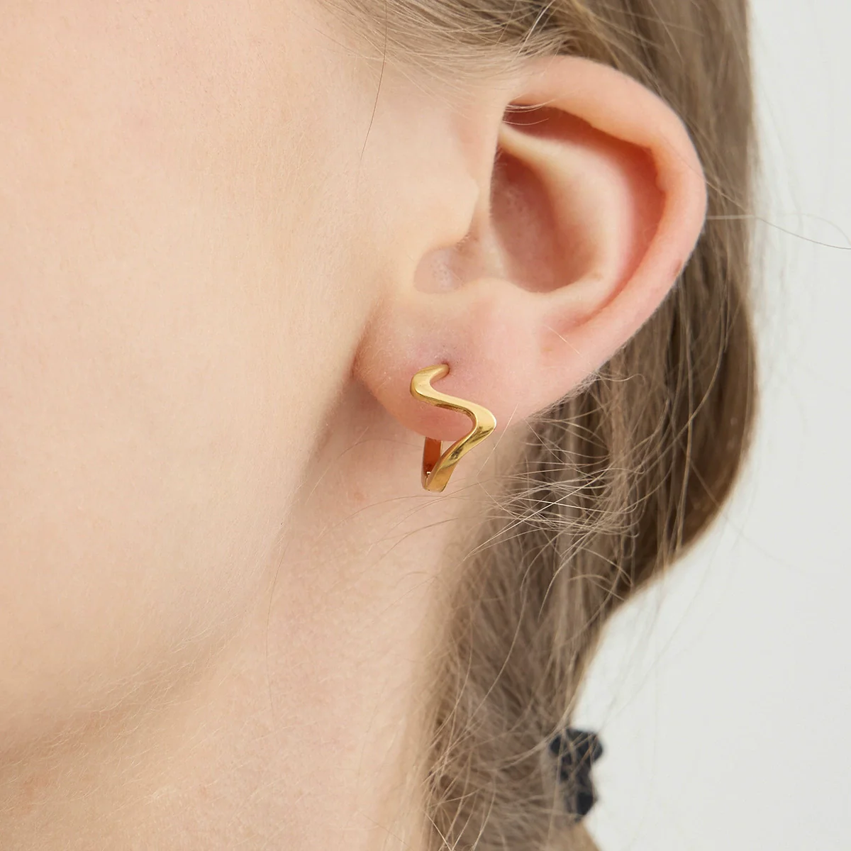 Wholesale Unisex Geometric Wave Stainless Steel Electroplated Earrings With Irregular Simple Niche Design Nonfading