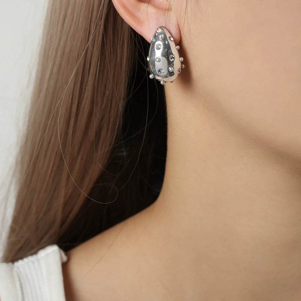 Wholesale Unisex Ins Style Geometric Dropshaped Rhinestone Inlaid Titanium Steel Earrings - Image 9