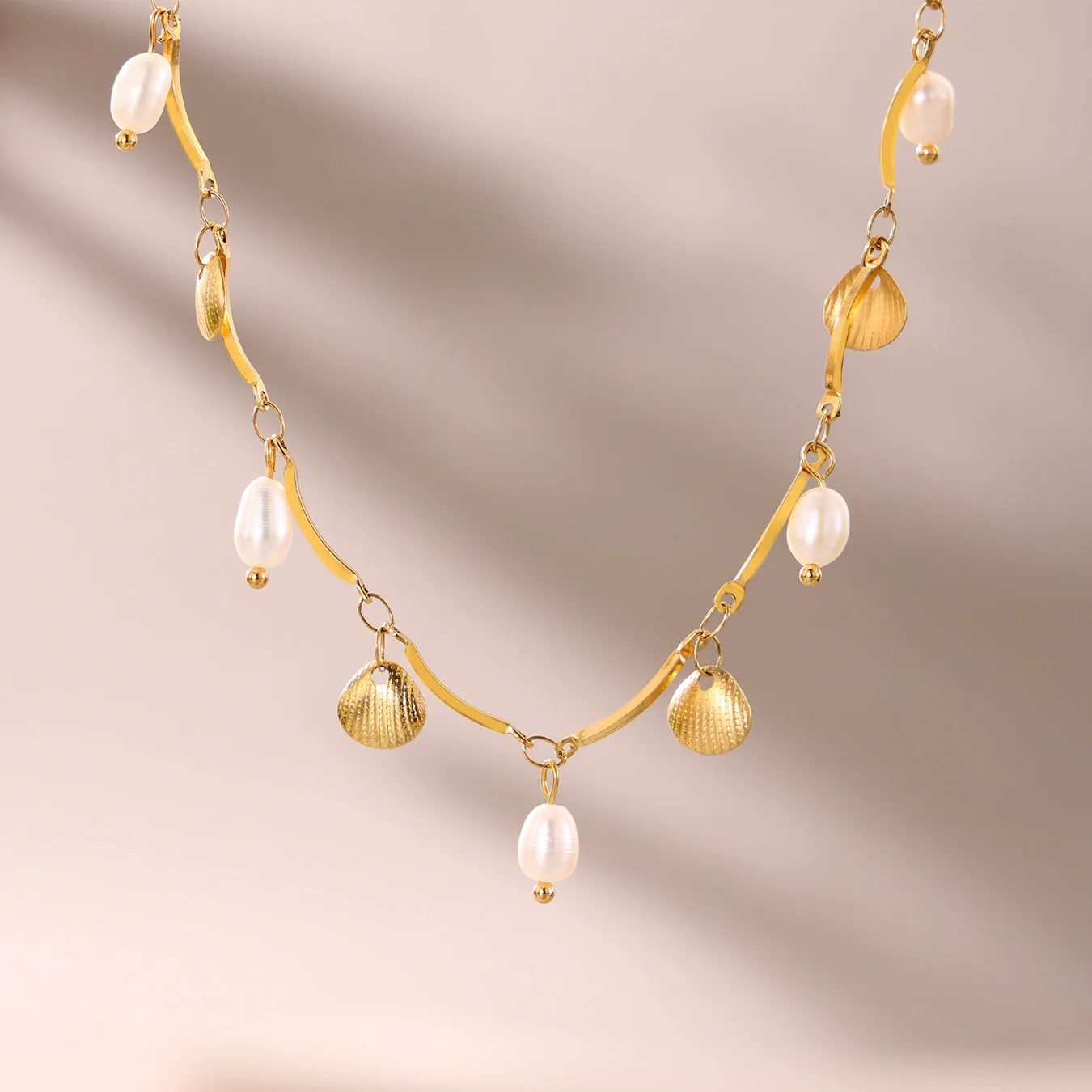 Wholesale Unisex Simple Geometric Ferris Wheel And Fan Shell Tassel Necklace With Freshwater Pearl And Stainless Steel Electroplated - Image 2
