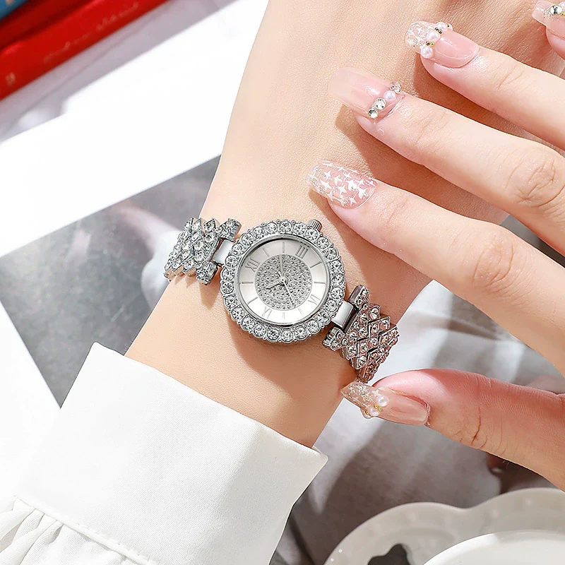 Wholesale Universal Fashion Alloy Bracelet Watch With Round Dial And Roman Scale Quartz Movement