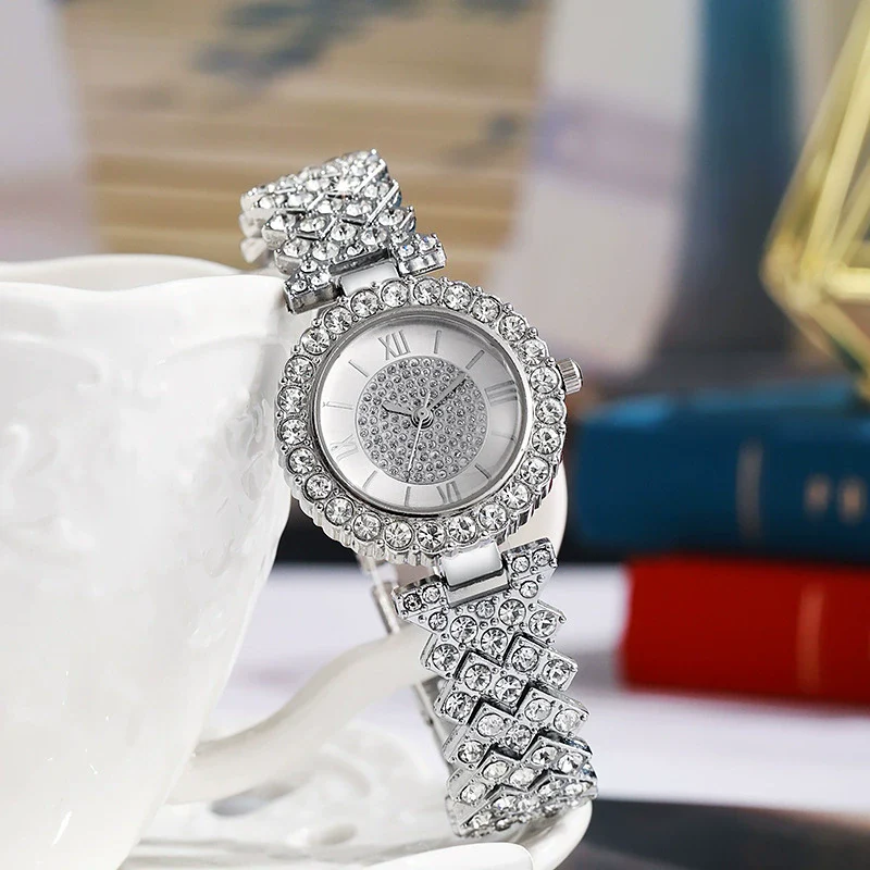 Wholesale Universal Fashion Alloy Bracelet Watch With Round Dial And Roman Scale Quartz Movement - Image 2