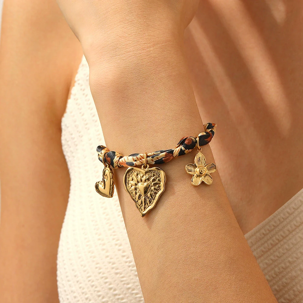 Wholesale Vintage Printed Stainless Steel Goldplated Irregular Heartshaped Flower Pendant Bracelet For Women - Image 3