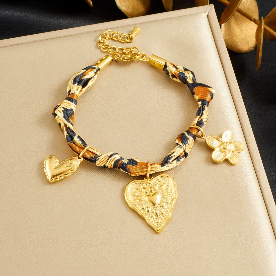 Wholesale Vintage Printed Stainless Steel Goldplated Irregular Heartshaped Flower Pendant Bracelet For Women - Image 6