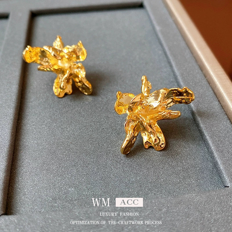 Wholesale Vintage Style Asymmetrical Metal Flower Earrings For Women Copper Electroplated Silver Needle - Image 4