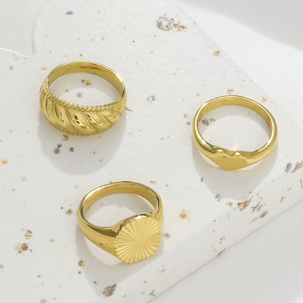 Wholesale Women Fashion Geometric Stainless Steel Electroplated Croissant Hollow Twist Ring Jewelry - Image 4