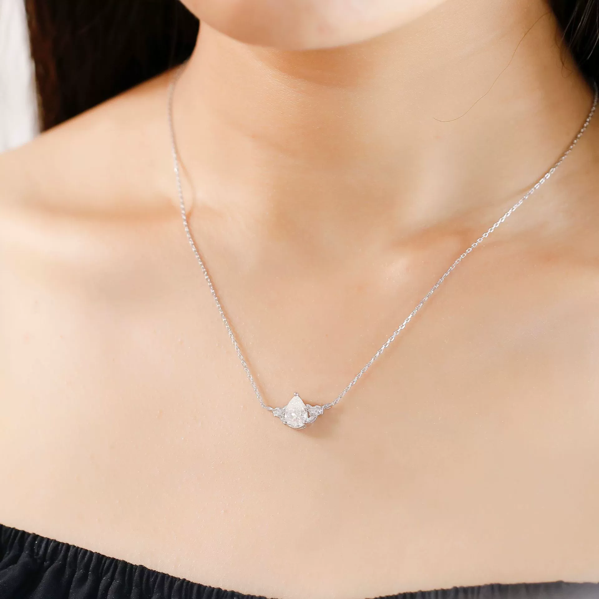 Wholesale Women's 925 Silver Electroplated Water Drop Shape Twist Chain Clavicle Chain With Moissanite And High Carbon Diamond - Image 4