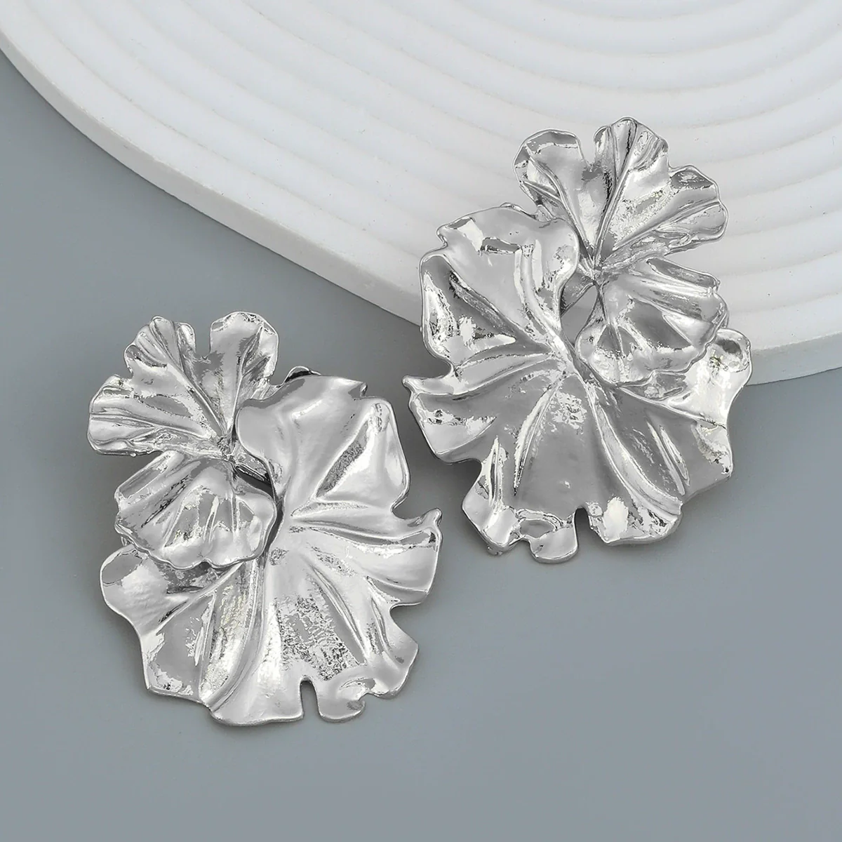 Wholesale Women's Alloy Flower Earrings With Electroplating Treatment - Image 2