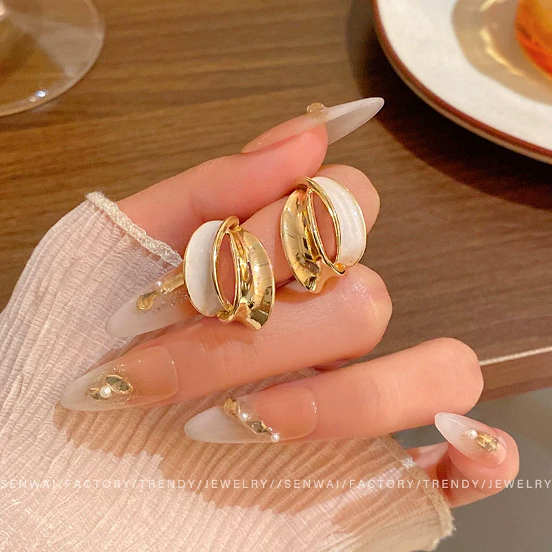 Wholesale Women's Alloy Geometric Curved Texture Earrings With Dripping Glaze And Electroplating - Image 2