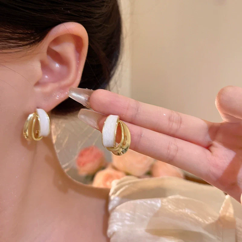 Wholesale Women's Alloy Geometric Curved Texture Earrings With Dripping Glaze And Electroplating - Image 3