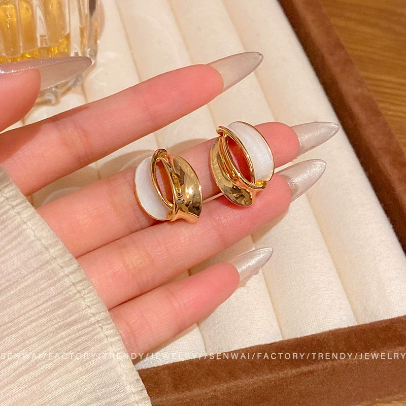 Wholesale Women's Alloy Geometric Curved Texture Earrings With Dripping Glaze And Electroplating - Image 4