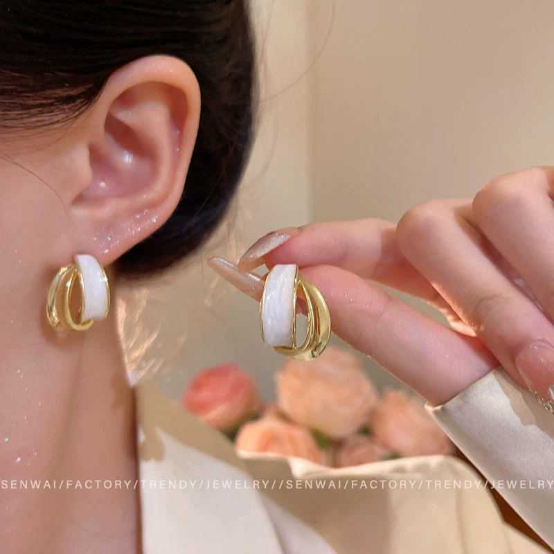 Wholesale Women's Alloy Geometric Curved Texture Earrings With Dripping Glaze And Electroplating - Image 6