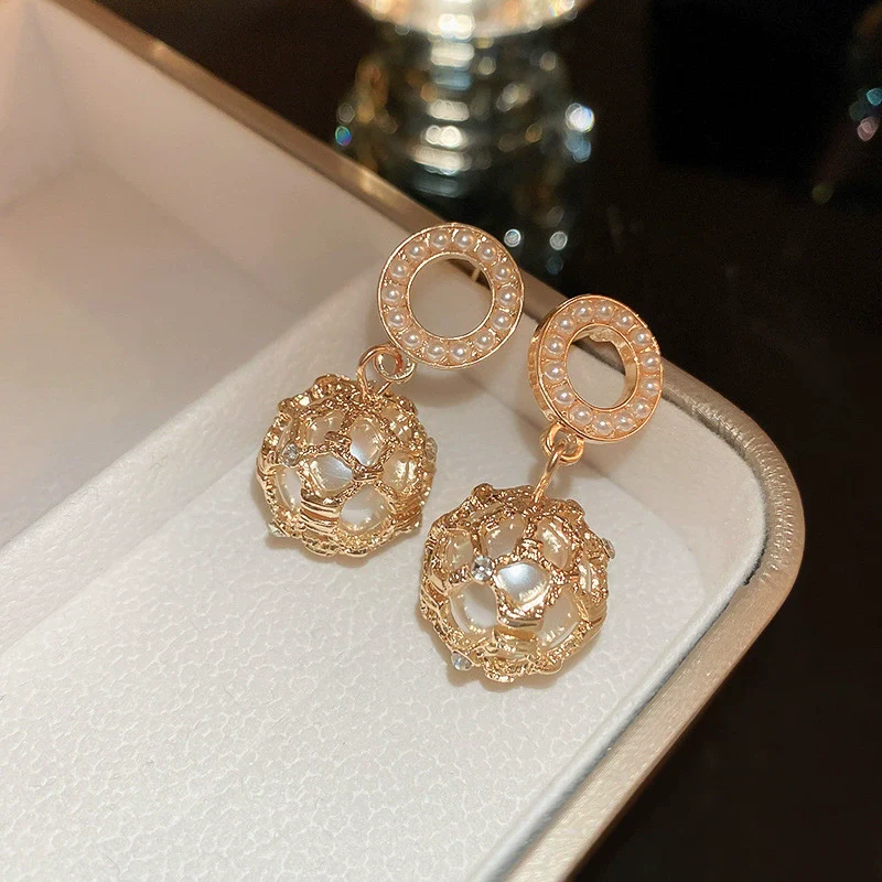 Wholesale Women's Alloy Geometric Silver Needle Diamond Pearl Earrings With Electroplating Treatment Light Luxury High Grade Style