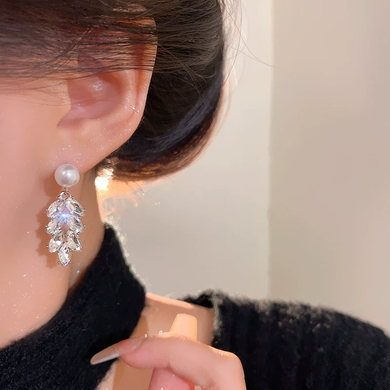 Wholesale Women's Alloy Light Luxury Retro Niche Personality Electroplated Zircon Wheat Tassel And Pearl Earrings With Leaf Pattern - Image 3