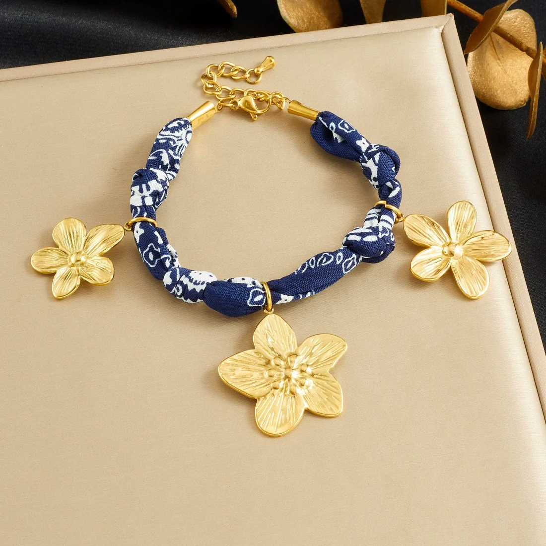 Wholesale Women's Ancient Style Plants And Flowers Pattern Blue Printed Fabric Chain Goldplated Stainless Steel Flower Pendant Jewelry Set - Image 7