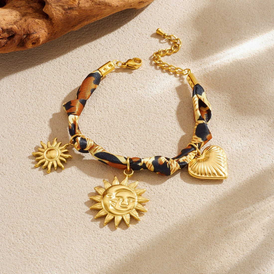 Wholesale Women's Bohemian Minimalist Heart Shape Leopard Print Stainless Steel Goldplated Bracelet With Love Pendant - Image 2