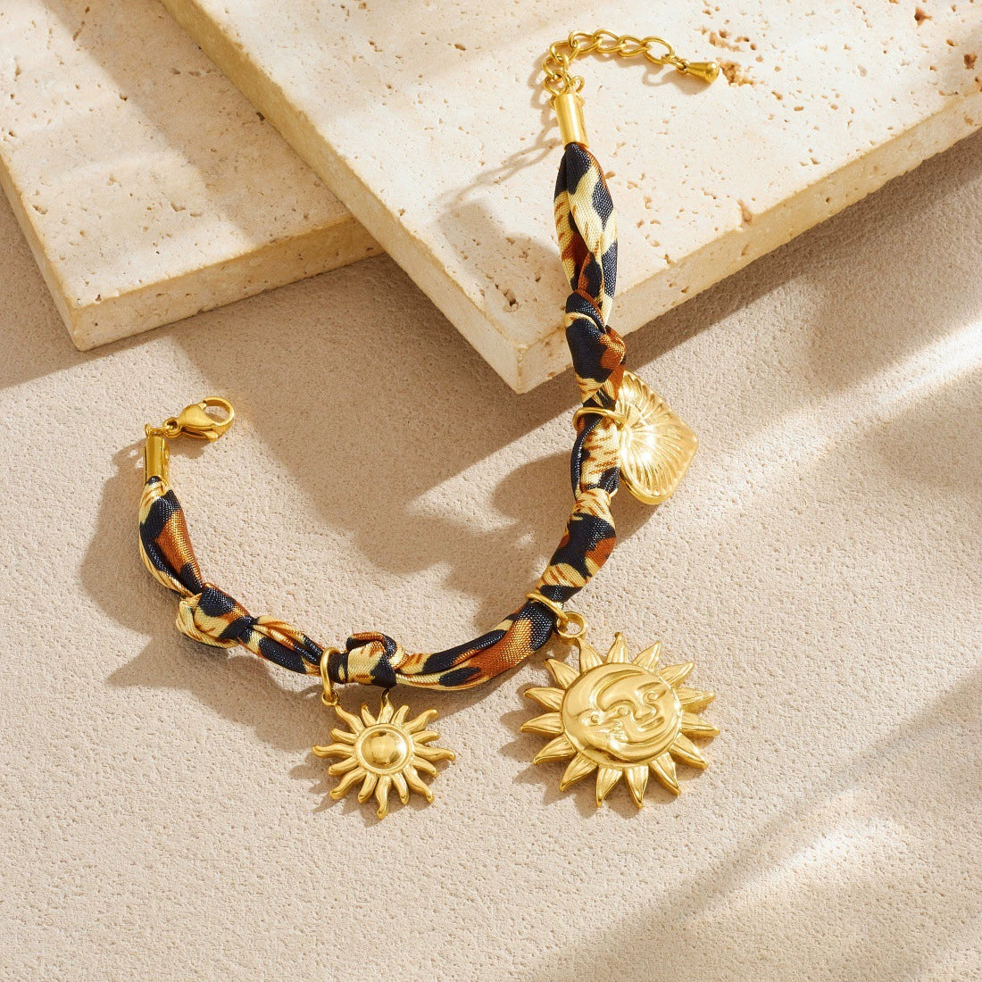 Wholesale Women's Bohemian Minimalist Heart Shape Leopard Print Stainless Steel Goldplated Bracelet With Love Pendant - Image 3