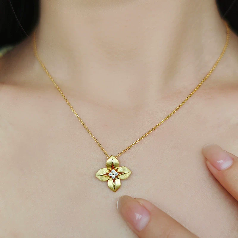 Wholesale Women's Brushed 925 Silver Four Leaf Flower Necklace With 18K Gold Plated Retro Design - Image 3