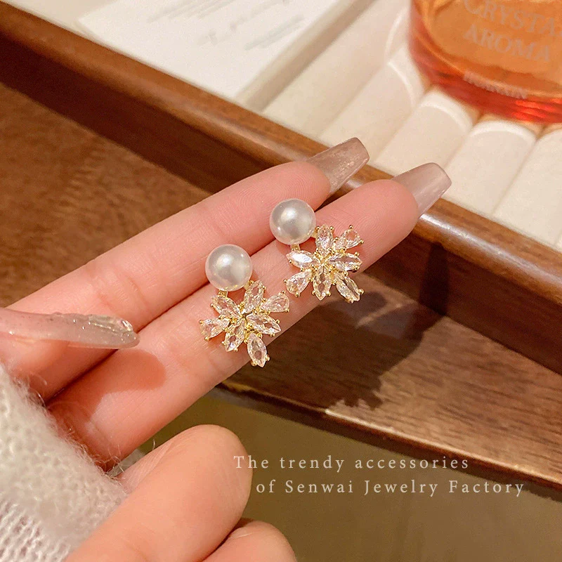 Wholesale Women's Copper Electroplated Maple Leaf Zircon Earrings Light Luxury Exquisite Highend Elegant Fashion Allmatch - Image 2