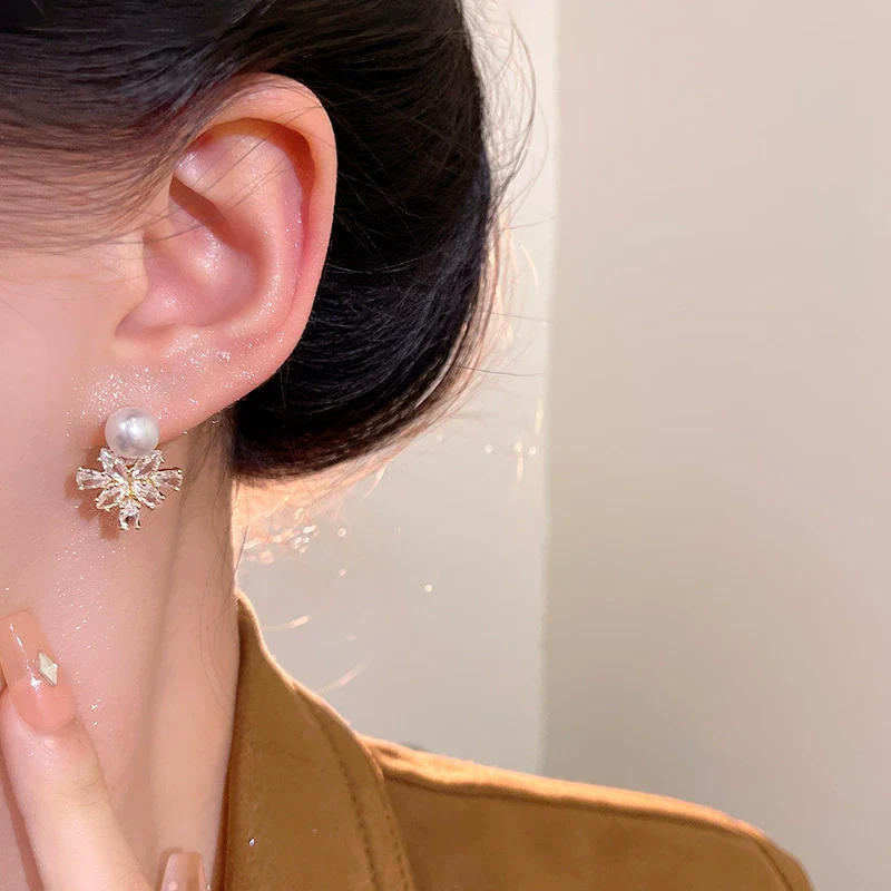 Wholesale Women's Copper Electroplated Maple Leaf Zircon Earrings Light Luxury Exquisite Highend Elegant Fashion Allmatch - Image 3