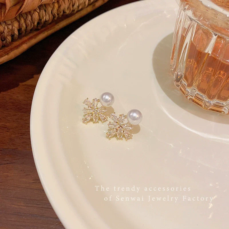 Wholesale Women's Copper Electroplated Maple Leaf Zircon Earrings Light Luxury Exquisite Highend Elegant Fashion Allmatch - Image 4