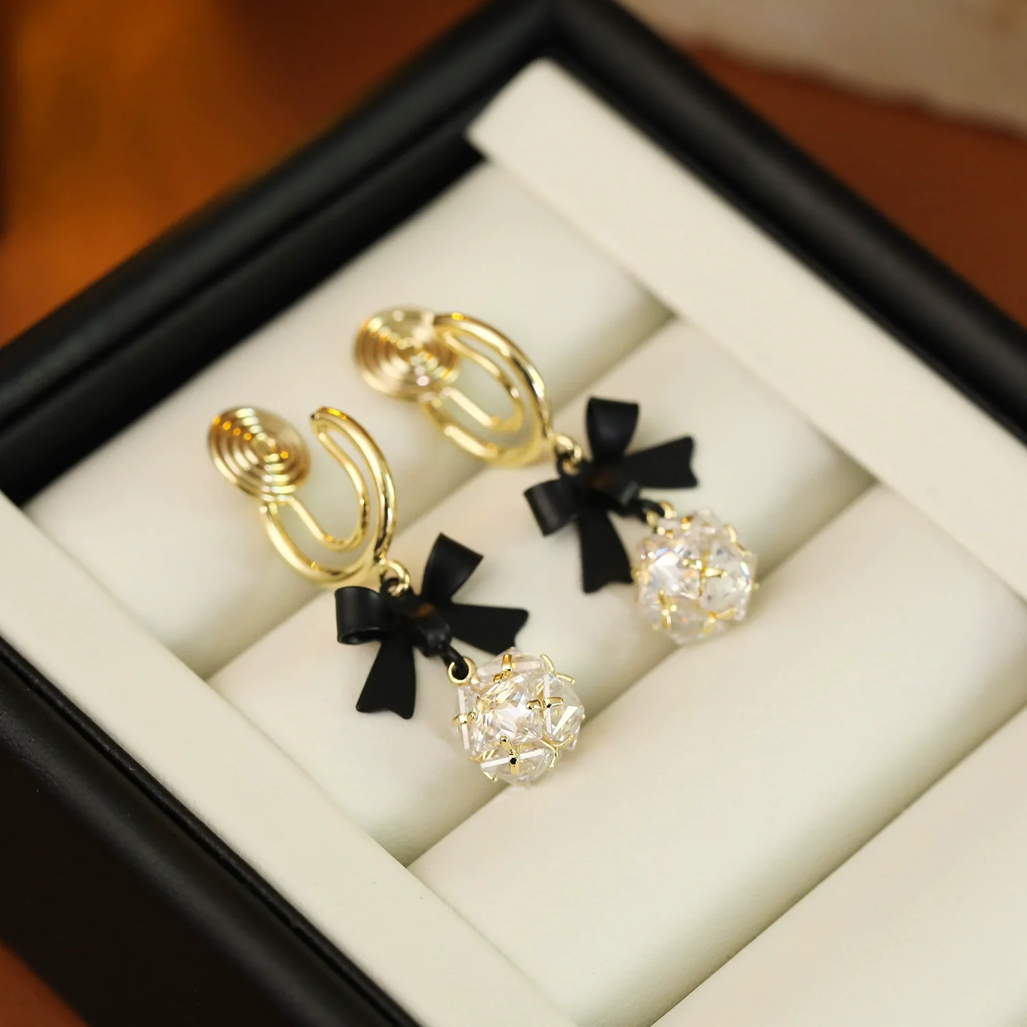 Wholesale Women's Copper Geometric Black Spraypainted Mosquito Coil Disc Nonpierced Ear Clips With Zircon Balls And Electroplating
