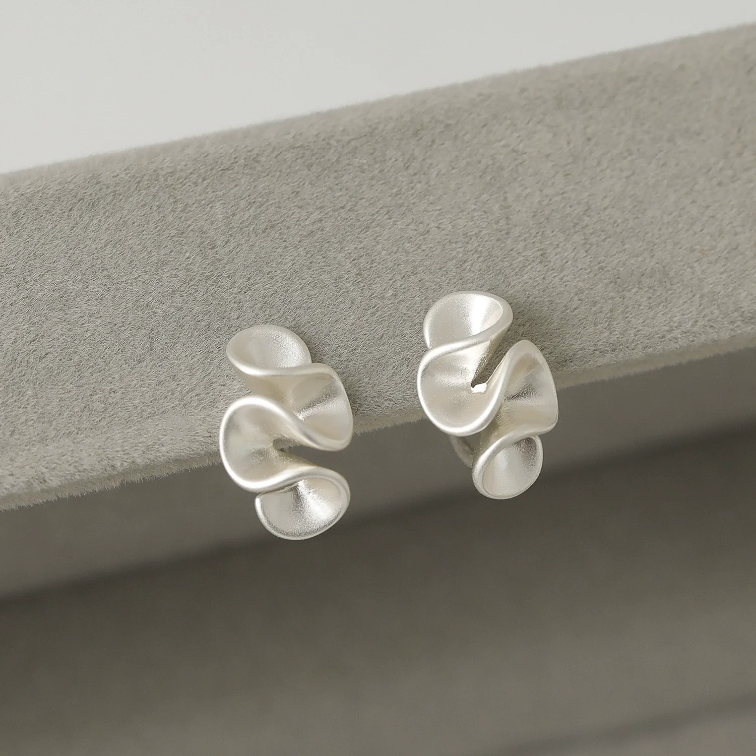 Wholesale Women's Copper Geometric Silicone Ear Clip Earrings With Electroplating And Minimalist Design - Image 4