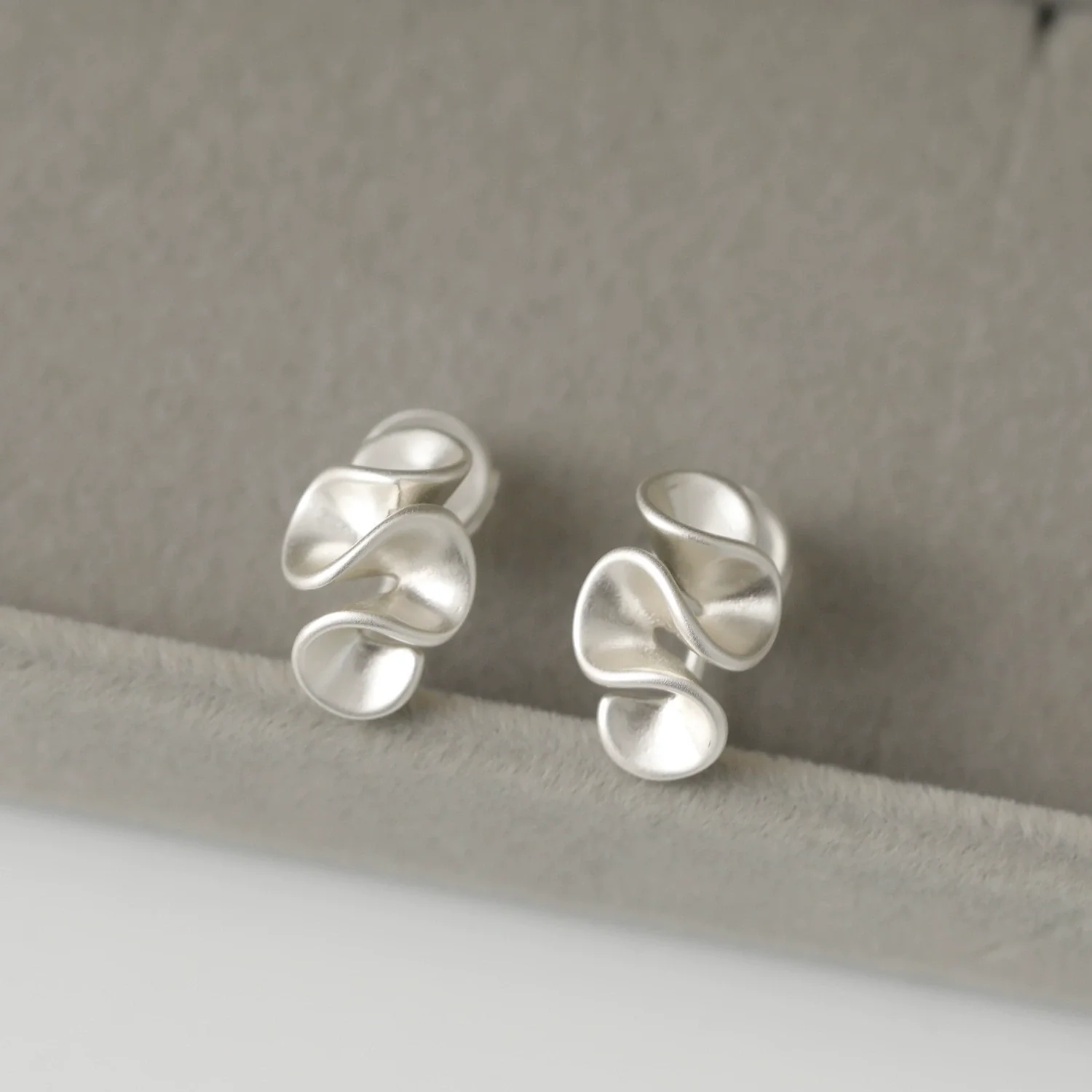 Wholesale Women's Copper Geometric Silicone Ear Clip Earrings With Electroplating And Minimalist Design - Image 6