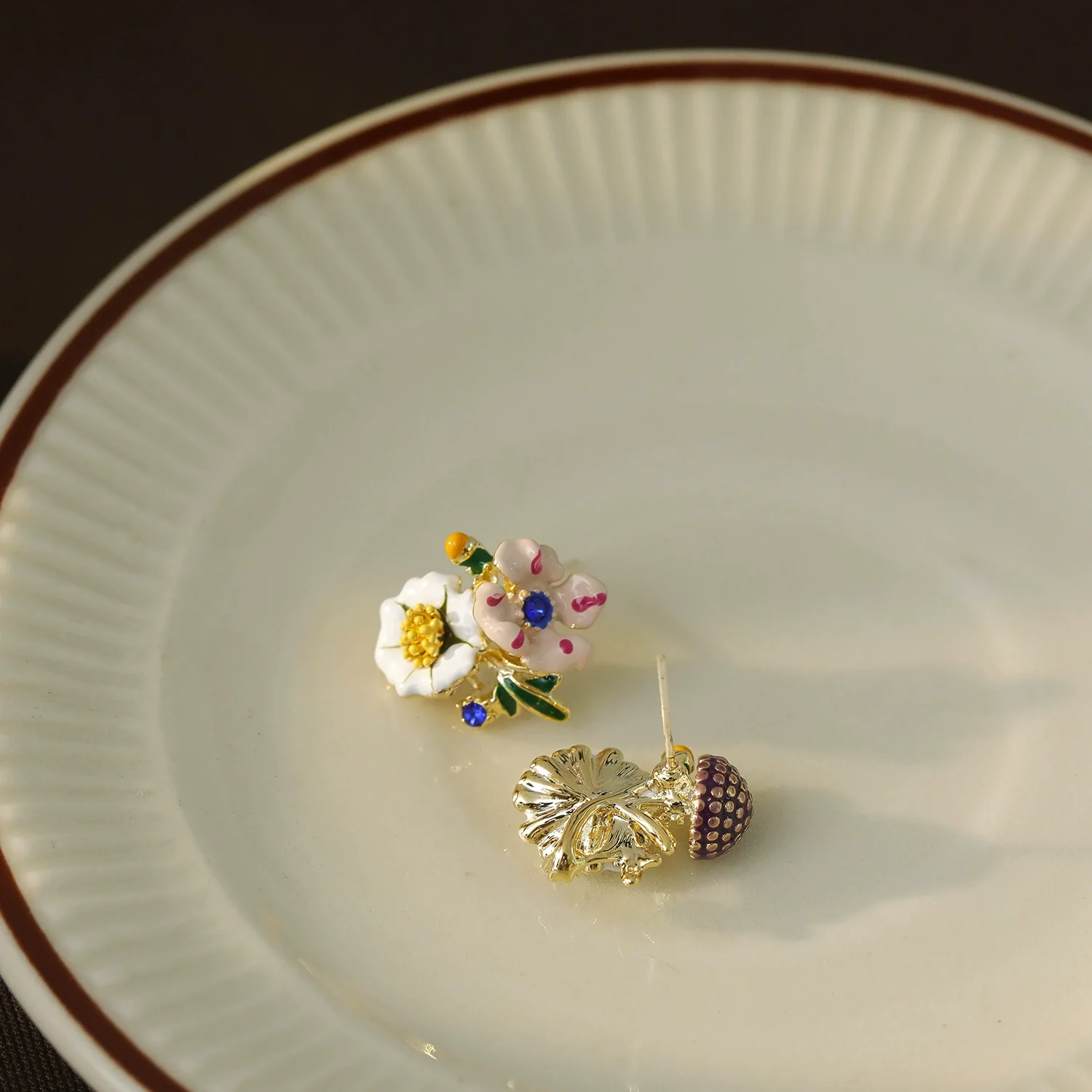 Wholesale Women's Copper Simple Geometric Daisy Flower Earrings With Electroplating - Image 2