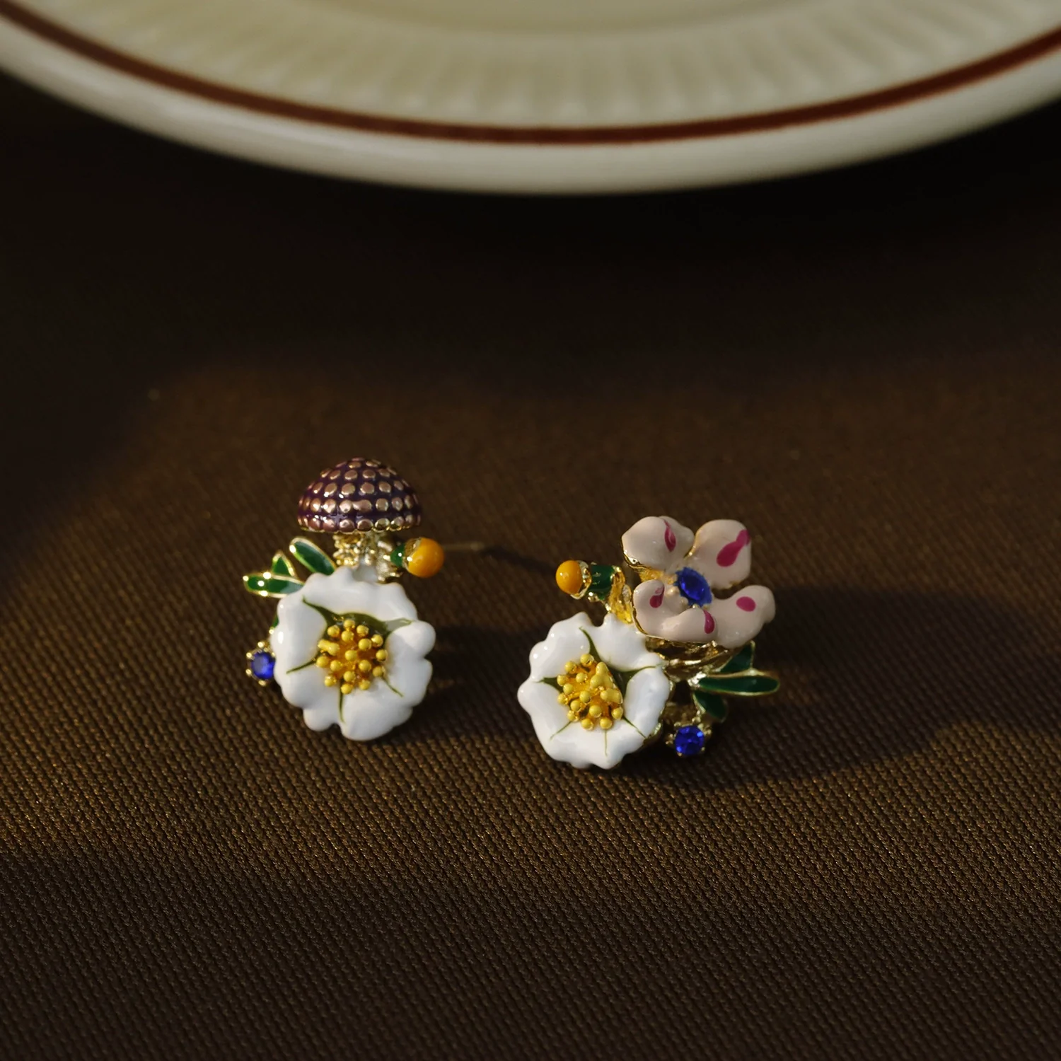 Wholesale Women's Copper Simple Geometric Daisy Flower Earrings With Electroplating - Image 4