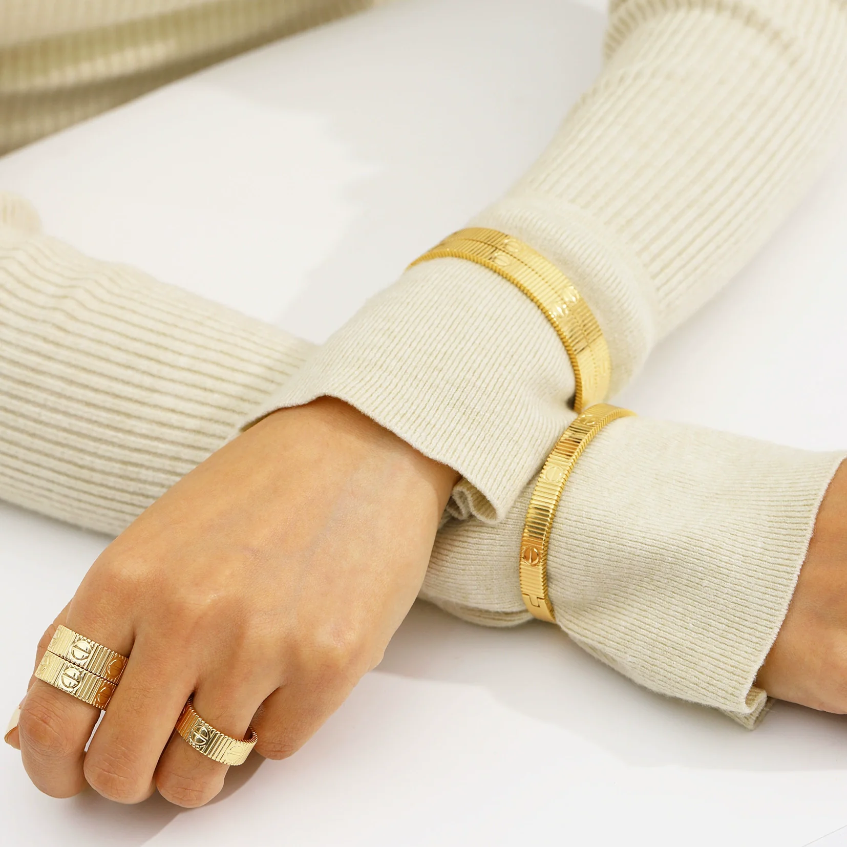 Wholesale Women's Electroplated 18K Gold Geometric Stainless Steel Bracelet Ring Accessories - Image 3