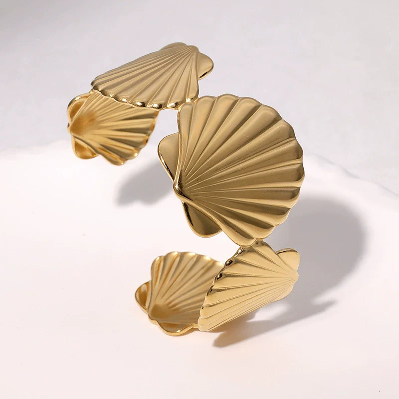 Wholesale Women's Electroplated Stainless Steel Wide Scallop Open Bracelet Light Luxury Hand Jewelry - Image 2