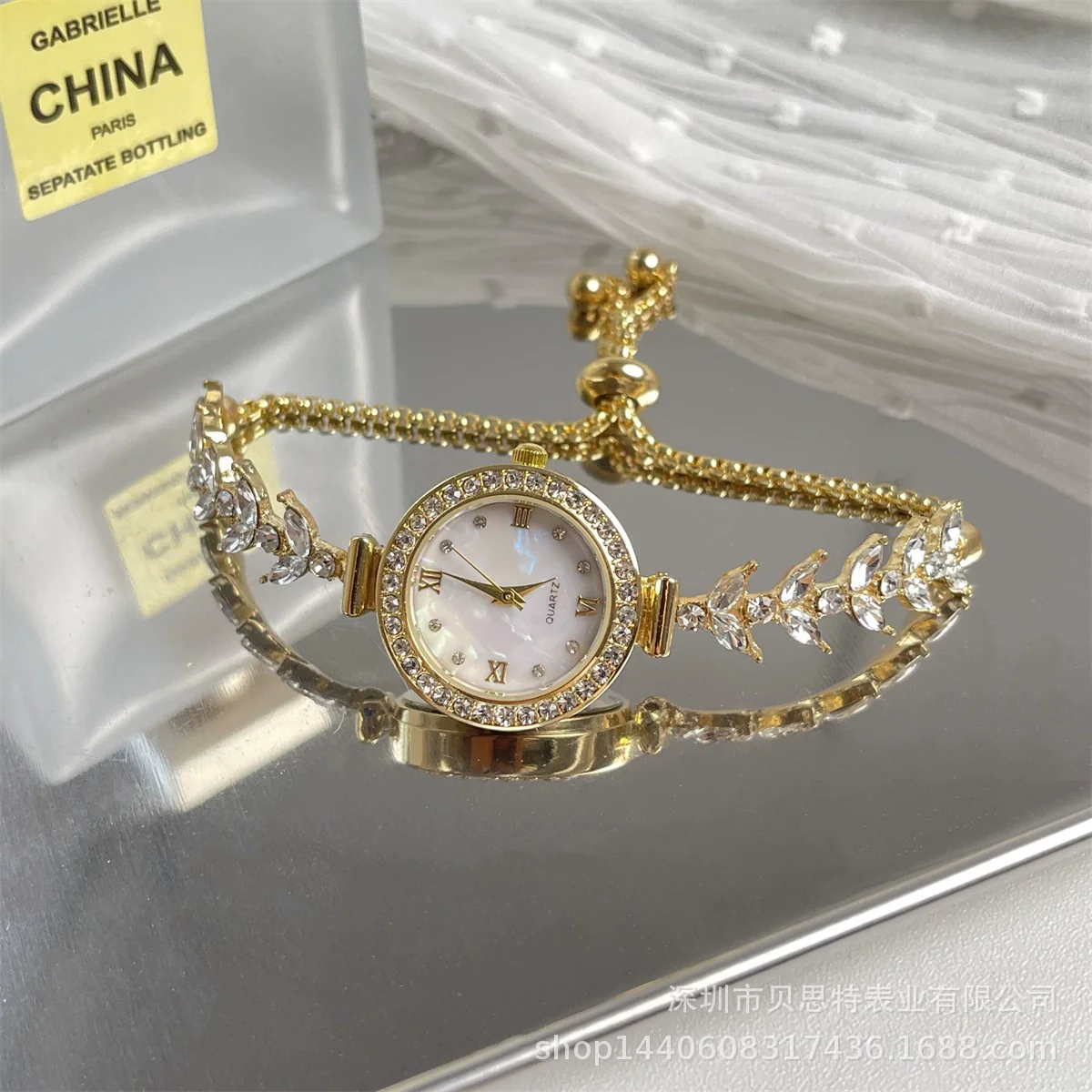 Wholesale Women's Fashion Alloy Bracelet Quartz Watch With Round Dial And Mermaid Style