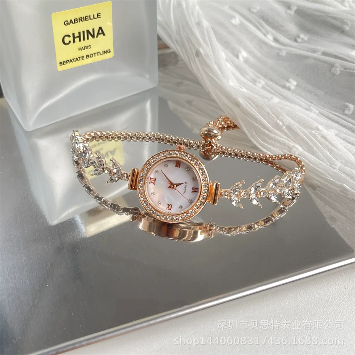 Wholesale Women's Fashion Alloy Bracelet Quartz Watch With Round Dial And Mermaid Style - Image 2