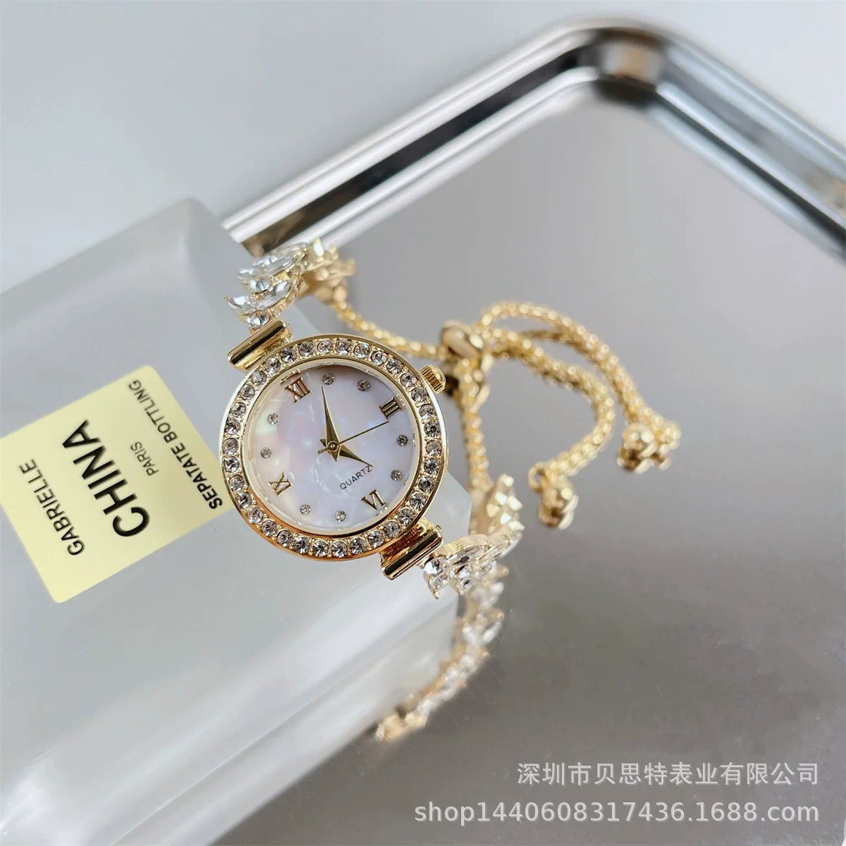 Wholesale Women's Fashion Alloy Bracelet Quartz Watch With Round Dial And Mermaid Style - Image 4