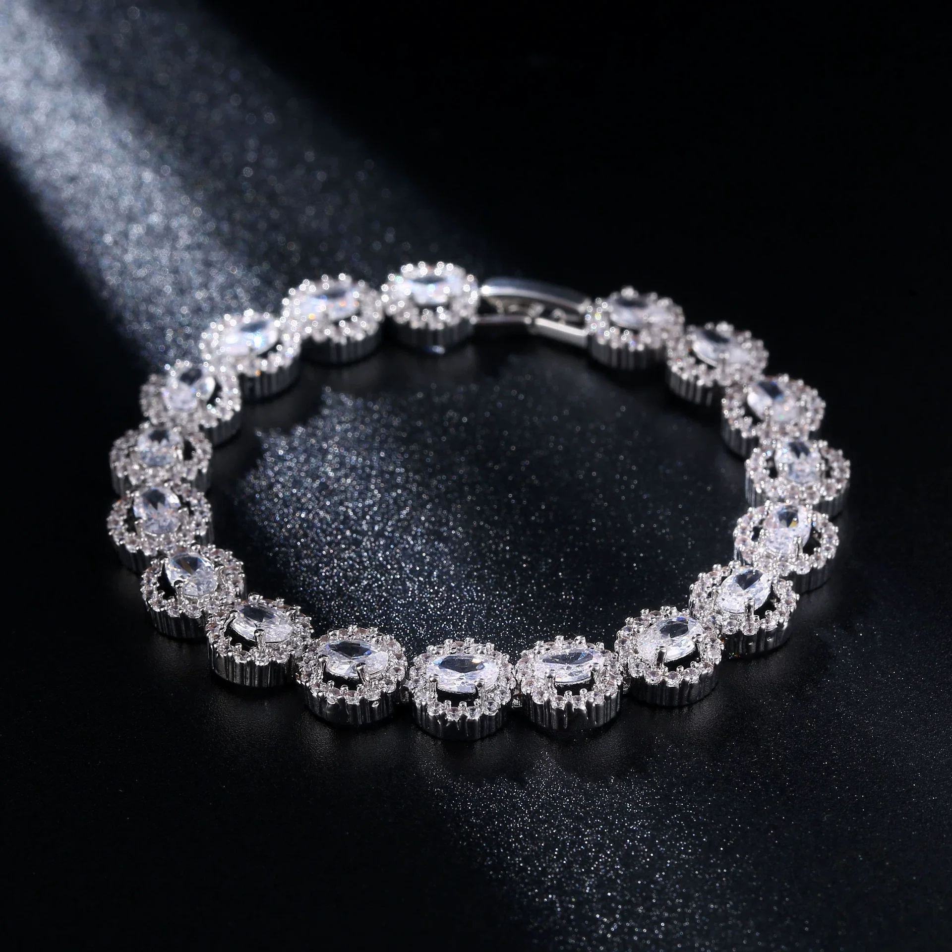 Wholesale Women's Fashion Geometric Copper Zircon Inlaid Bracelet