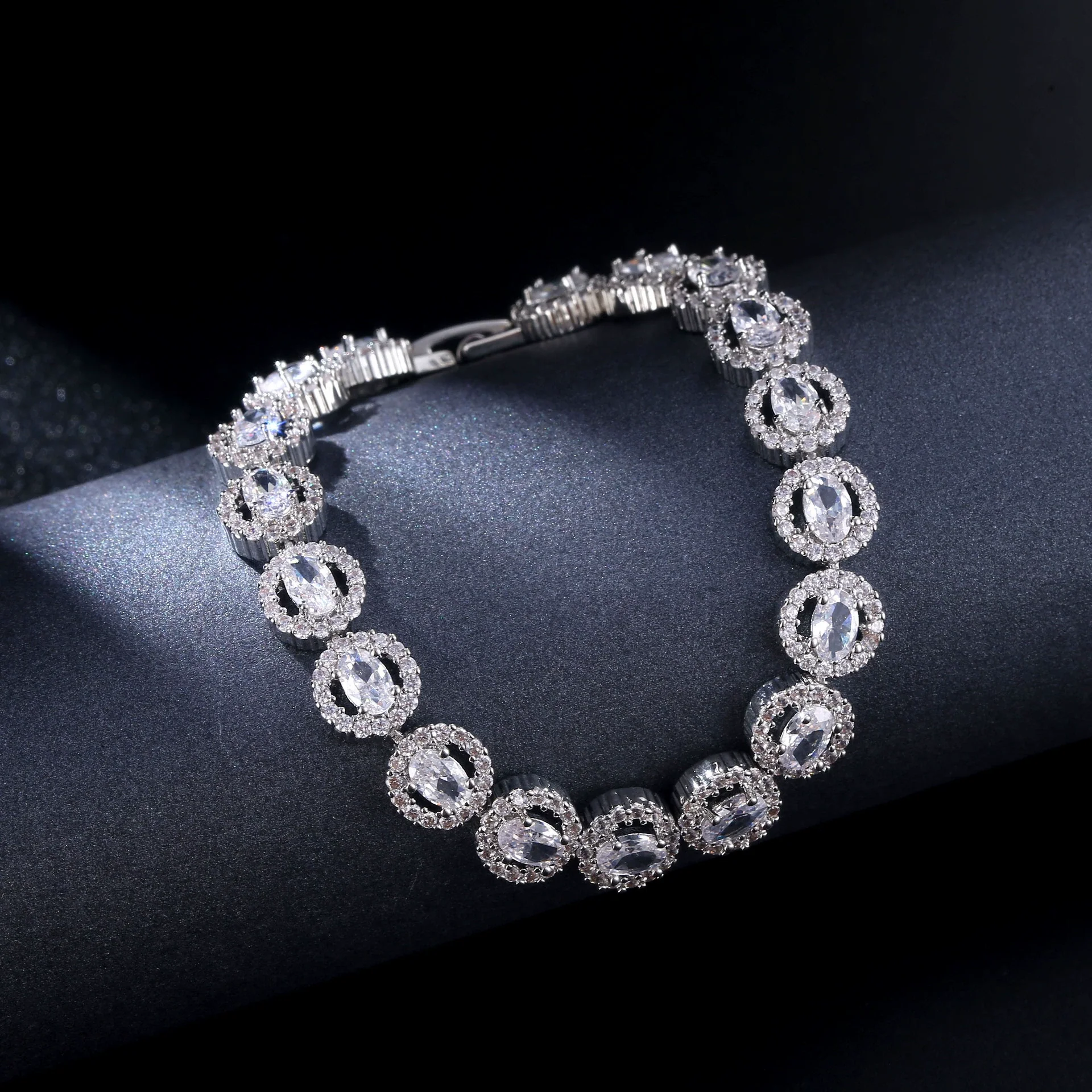 Wholesale Women's Fashion Geometric Copper Zircon Inlaid Bracelet - Image 2